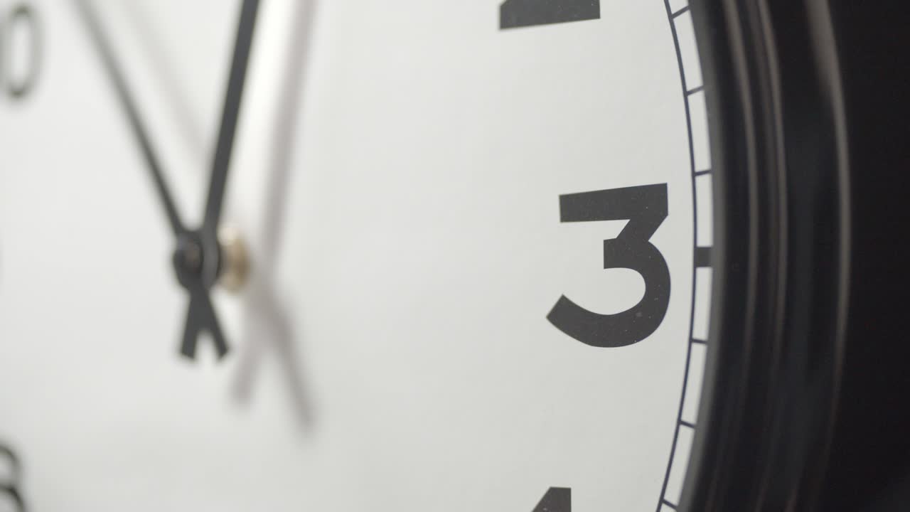 reloj blanco cerca en el lapso de tiempo en la pared gris oscuro