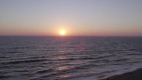 Hermosa-Puesta-De-Sol-Naranja-Y-Rosa-En-Oxnard,-California-~-Imágenes-De-Drones-De-4k-Tiran-Lentamente-Hacia-Atrás-Para-Revelar-La-Costa