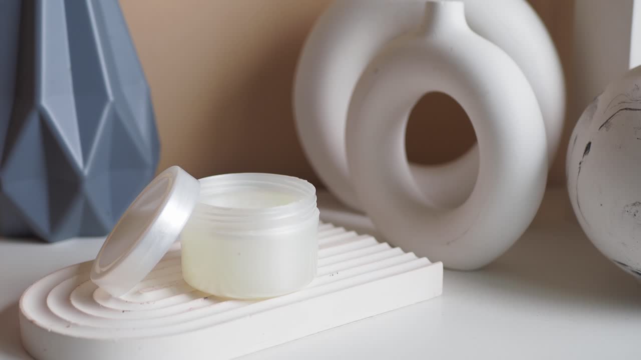 현대적인 장식으로 화장품 항아리 전시