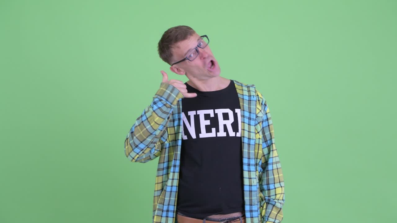 retrato de un hombre nerd con gafas