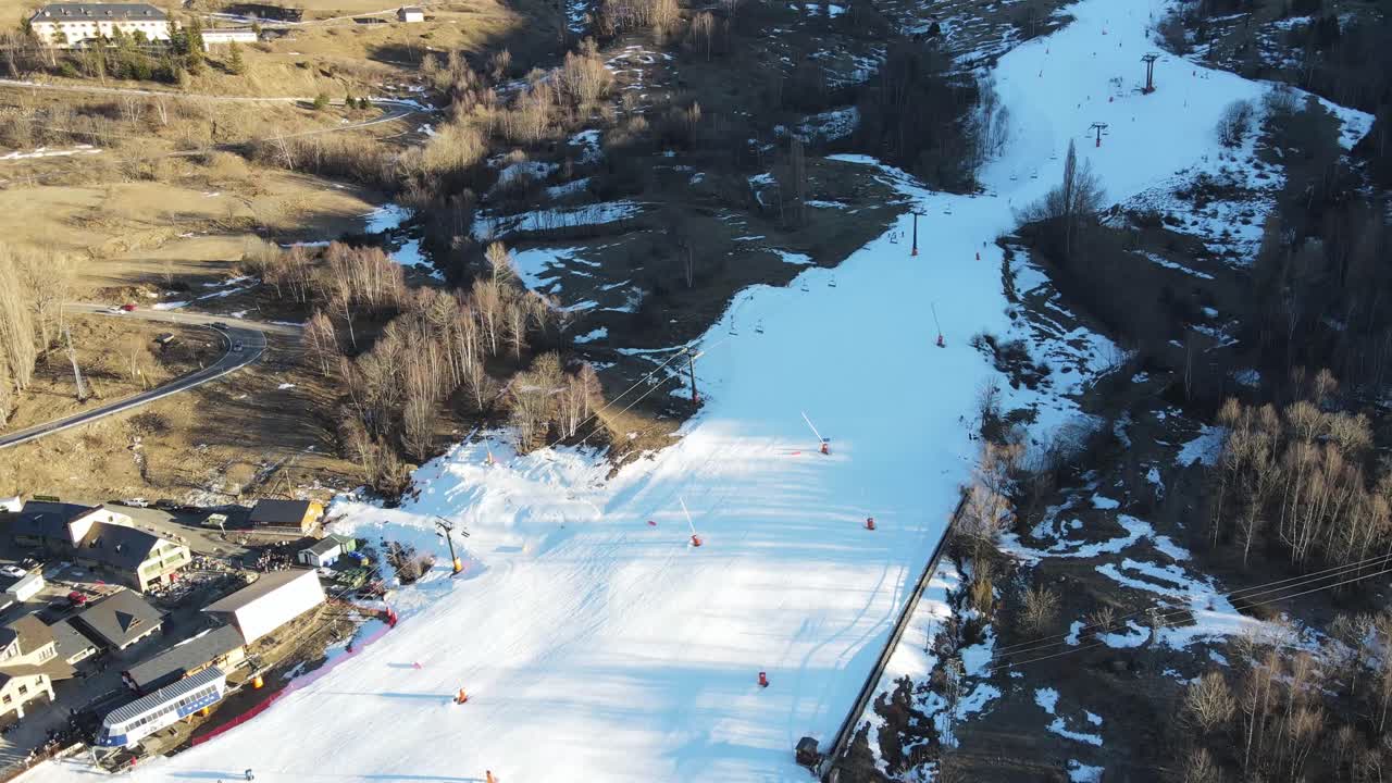 video aéreo de drones de personas esquiando en las laderas de una montaña en la estación de esquí de cerler, pirineo