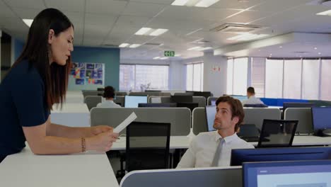 vista frontal de jóvenes ejecutivos de oficina caucásicos trabajando en un escritorio en una oficina moderna 4k