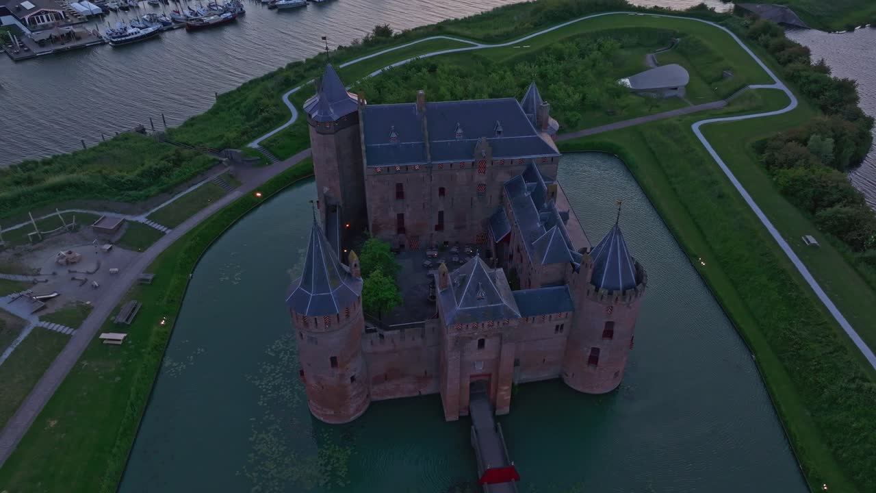 Flyfoto av Muiden med Muiderslot, slott, museum, som viser et åpent historisk landskap i Nederland.