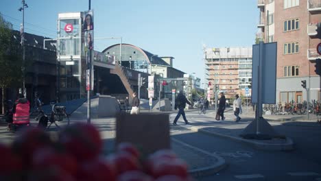 丹麥哥本哈根的nørrebro火車站和地鐵站,前景是當地商店的番茄