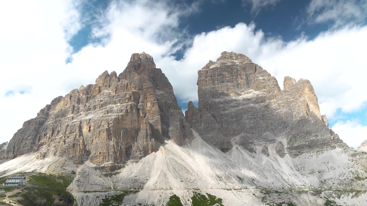 Timelapse delle iconiche Tre Cime di Lavaredo con nuvole in rapido movimento sopra il drammatico paesaggio dolomitico nel nord Italia