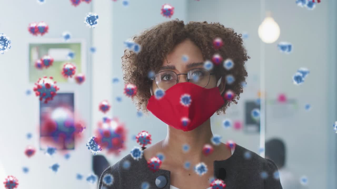 animación de células de covid-19 sobre una mujer en la oficina con una máscara facial