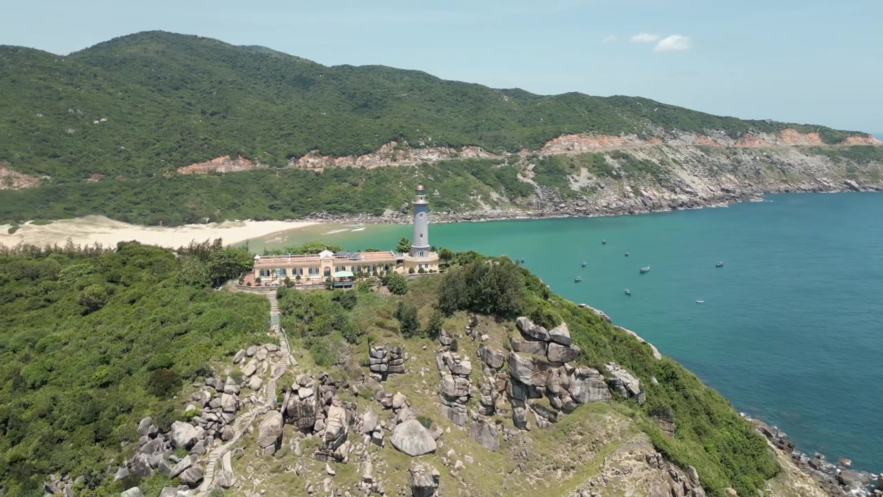 Hải đăng trên bán đảo Mũi Điện được bao quanh bởi núi, Bãi Môn Việt Nam, drone bay vòng quanh 4K 60FPS.