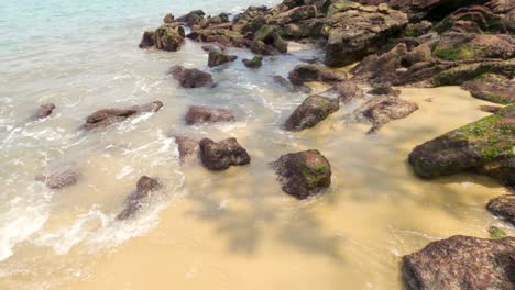 Olas-Del-Océano-Rompiendo-En-La-Arena-De-La-Playa-Y-Piedras-De-La-Playa-Costera