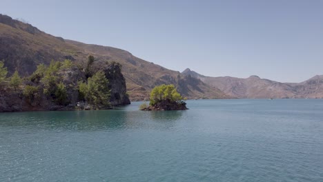 Paseo-En-Barco-Por-El-Cañón-Verde-En-La-Presa-De-Oymapinar-Durante-El-Día-En-Manavgat,-Antalya,-Turquía