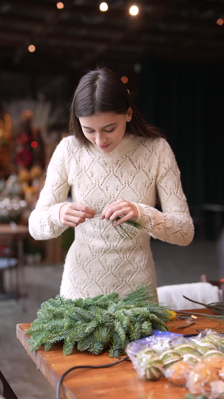 mujer haciendo una corona de Navidad