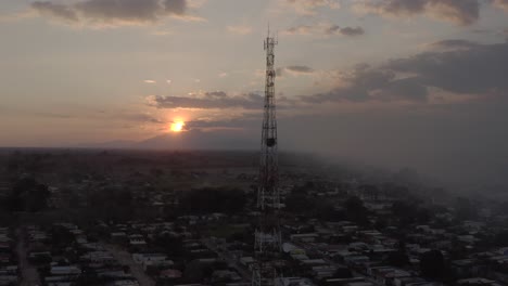 torre de control y comunicación por satélite