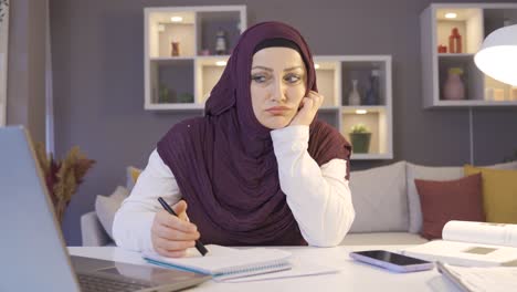 mujer de negocios con hiyab pensativa y molesta por los negocios.