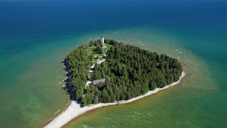 Vista-Aérea-De-Drones-De-Una-Isla-En-El-Condado-De-Door,-Wisconsin,-En-Un-Día-Soleado