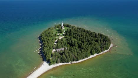 vista aérea de un avión no tripulado de una isla en el condado de door, wisconsin en un día soleado