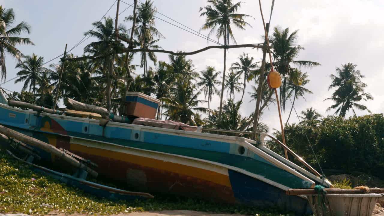 Barca da pesca a Weligama, Sri Lanka, con palme sullo sfondo.