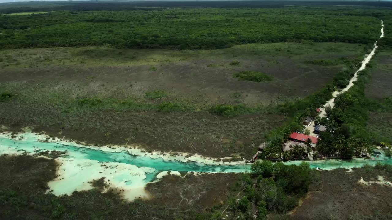 tiro orbital de dron en el rio de los rapidos de bacalar