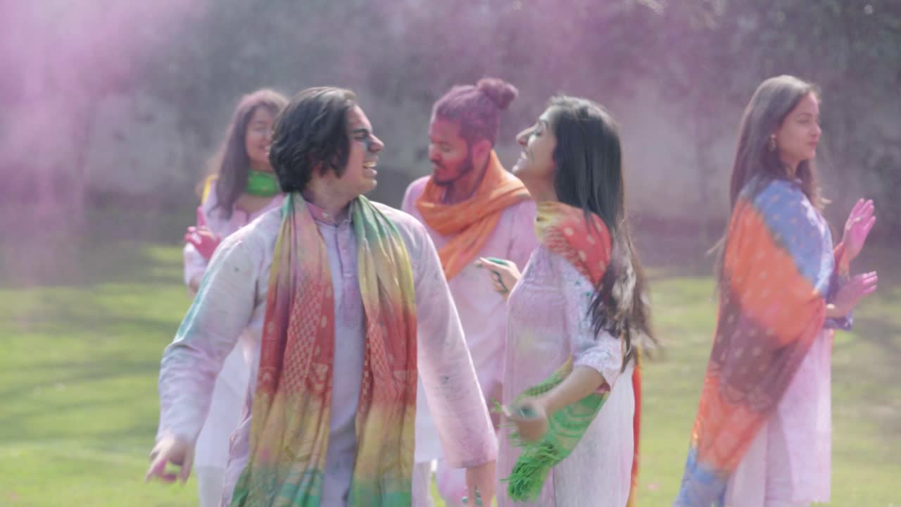 Persone indiane che si divertono e ballano a una festa Holi.