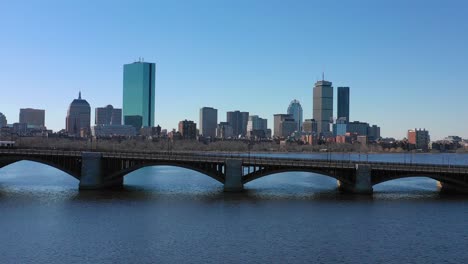 Antenne-Zur-Einrichtung-Der-Skyline-Der-Stadt-Von-Boston,-Massachusetts-Mit-Longfellow-Bridge-und-U-Bahn-Übergang