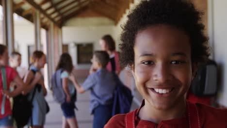 Niña-Sonriendo-En-El-Pasillo-De-La-Escuela