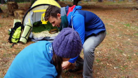 Pareja-De-Excursionistas-Preparando-Una-Fogata