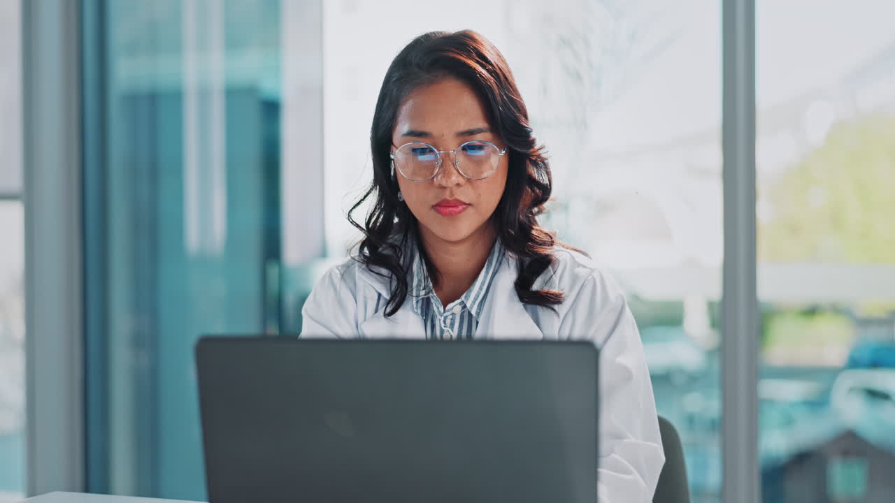 médico estresado trabajando en la computadora portátil