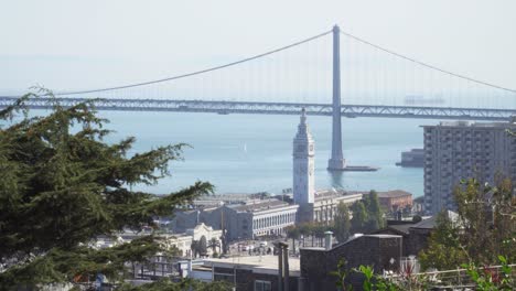 Geschäftiger-Tag-In-San-Francisco-Mit-Dem-Fährgebäude-Und-Der-Bay-Bridge-In-Der-Ferne