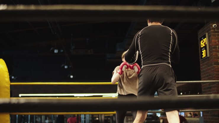 Boxeadora entrenando en el gimnasio