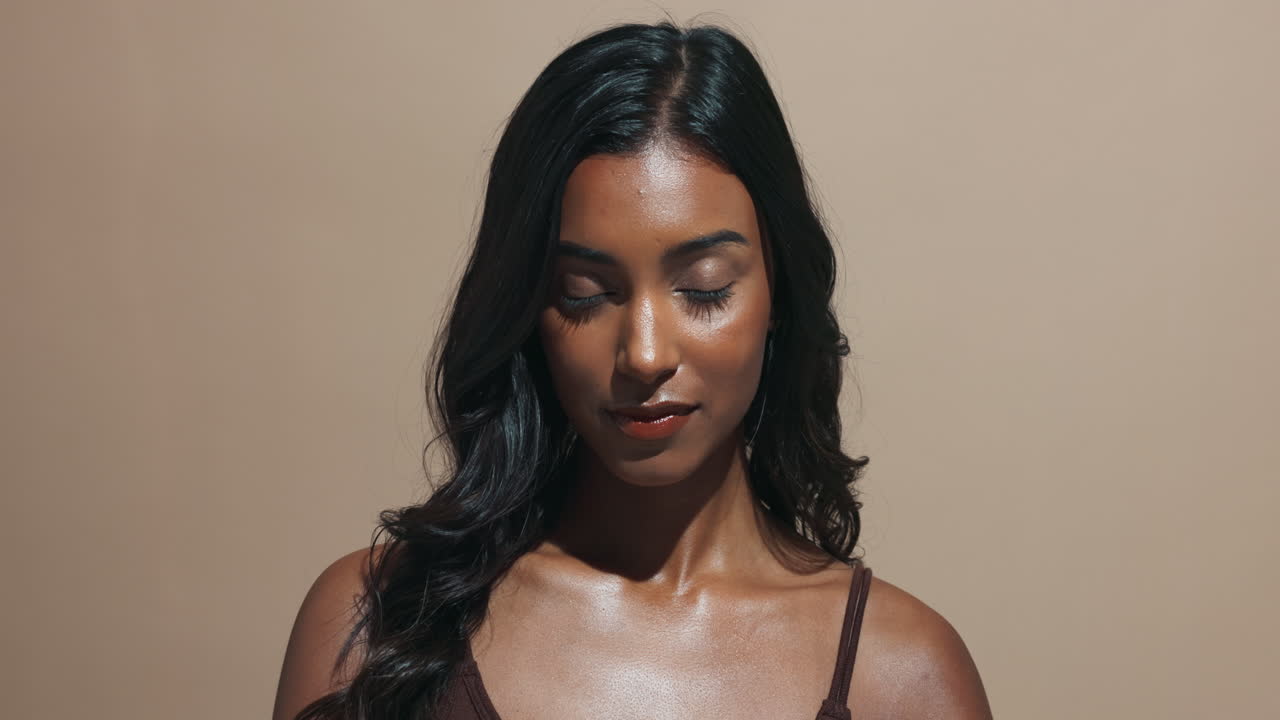 미소 짓는 인도 여성의 초상화