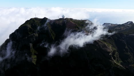cresta de la montaña pico do arieiro con estación de radar en la cima durante el amanecer en la isla de madeira, portugal
