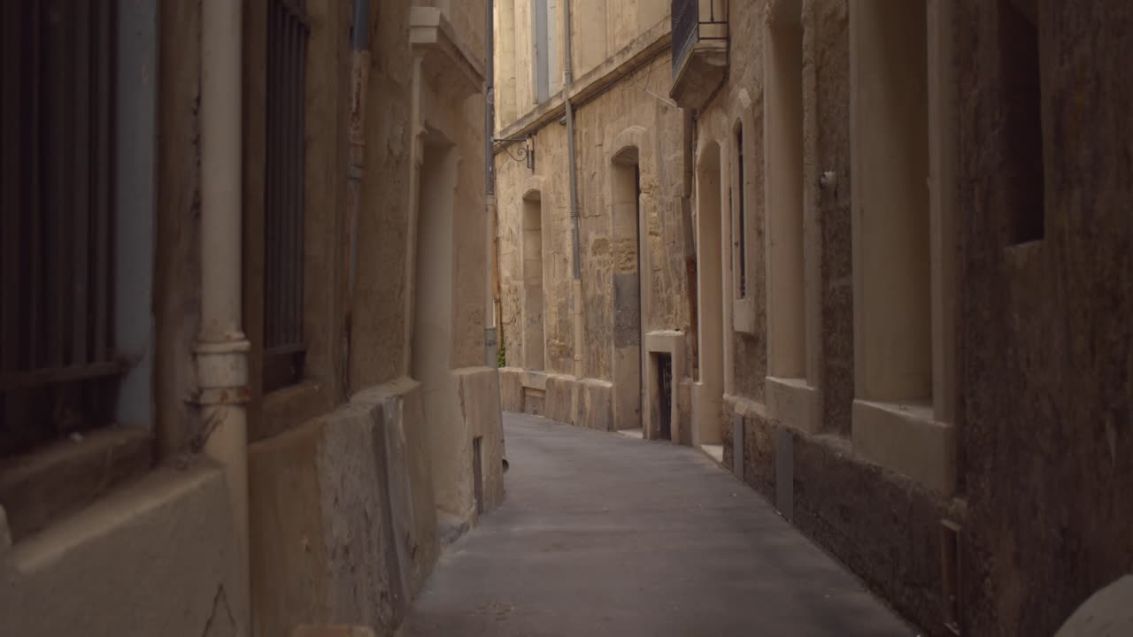 callejón estrecho vacío en la ciudad histórica de montpellier en francia