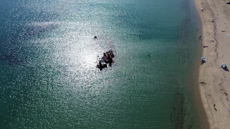 Drohnenvideo,-Das-Langsam-über-Dem-Schiffswrack-Und-Dem-Blauen-Meerwasser-Von-Oben-Nach-Unten-In-Epanomi,-Thessaloniki,-Griechenland,-Aufsteigt
