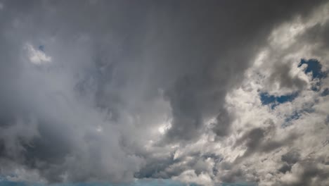 el lapso de tiempo del cielo azul moviendo las nubes de fondo.