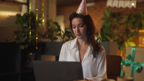 mujer celebrando su cumpleaños en el trabajo