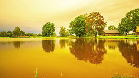 colorido time-lapse de una escena rural con lluvia cayendo sobre un pequeño lago