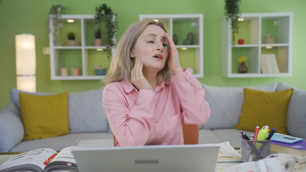 긴장하고 스트레스를 받는 대학생 소녀