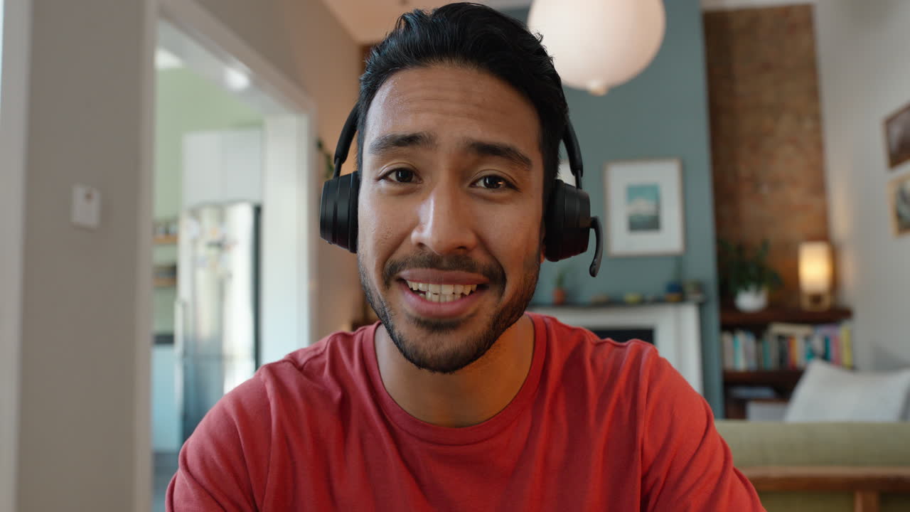 hombre, cara y videoconferencia para la consultoría