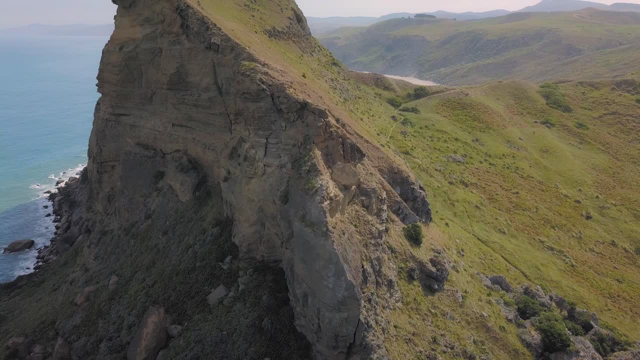 órbita aérea alrededor del hito de castle rock en la costa este de nueva zelanda