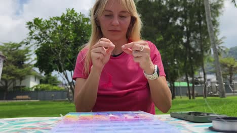 mujer con cuentas al aire libre