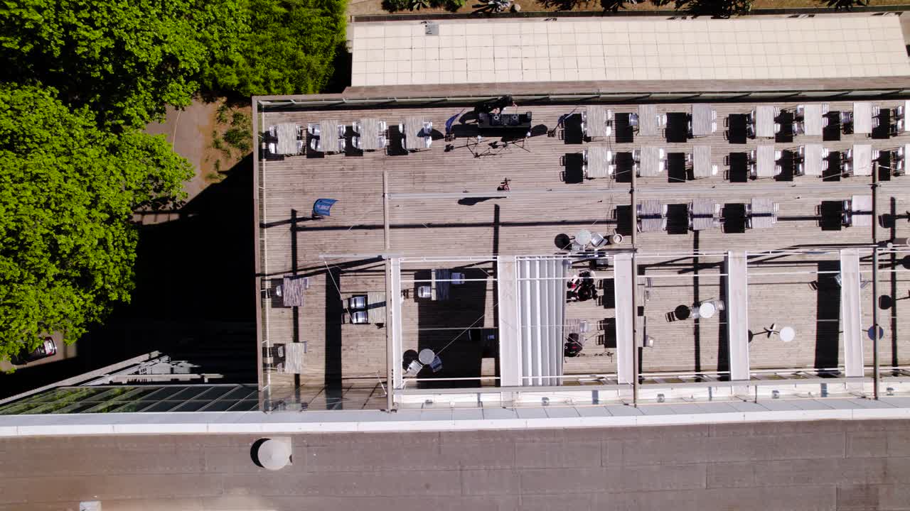 프랑스 의 페르피 ⁇  에 있는 컨벤션 센터 의 지붕 을 위 에서 아래 로 내려다보는 모습