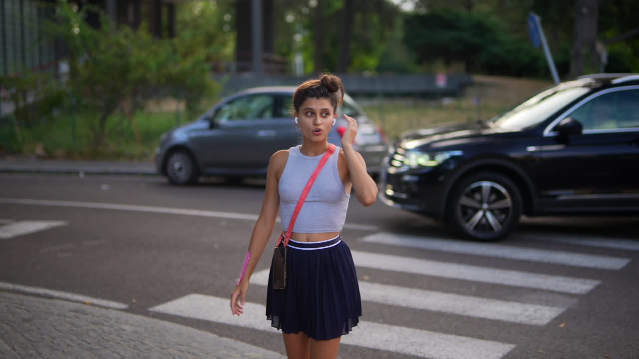 거리를 가로질러 고 있는 십대 소녀