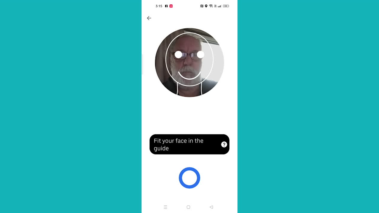 라이드 셰어링 서비스에 대한 얼굴 확인 프롬프트를 표시하는 스마트폰 화면의 클로즈업 뷰