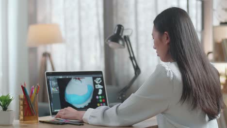 mujer diseñando zapatos en una computadora portátil