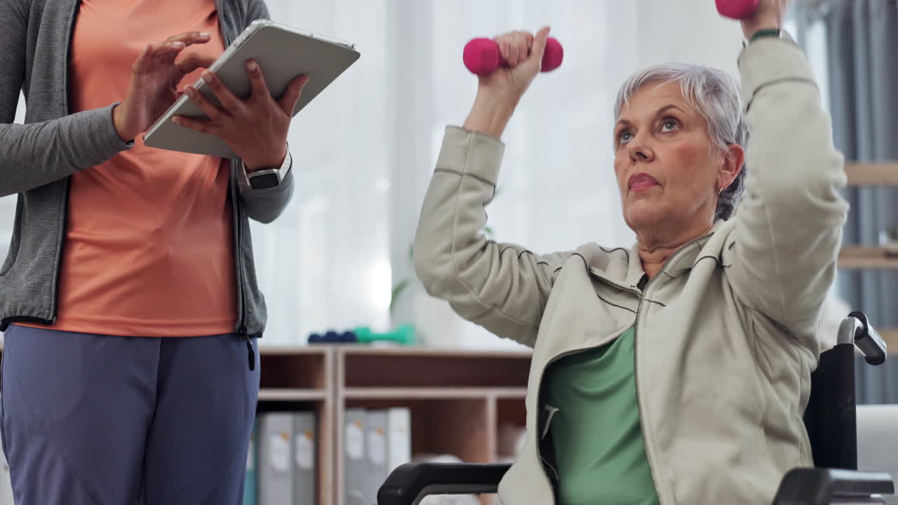tabletas, pesas y un paciente mayor