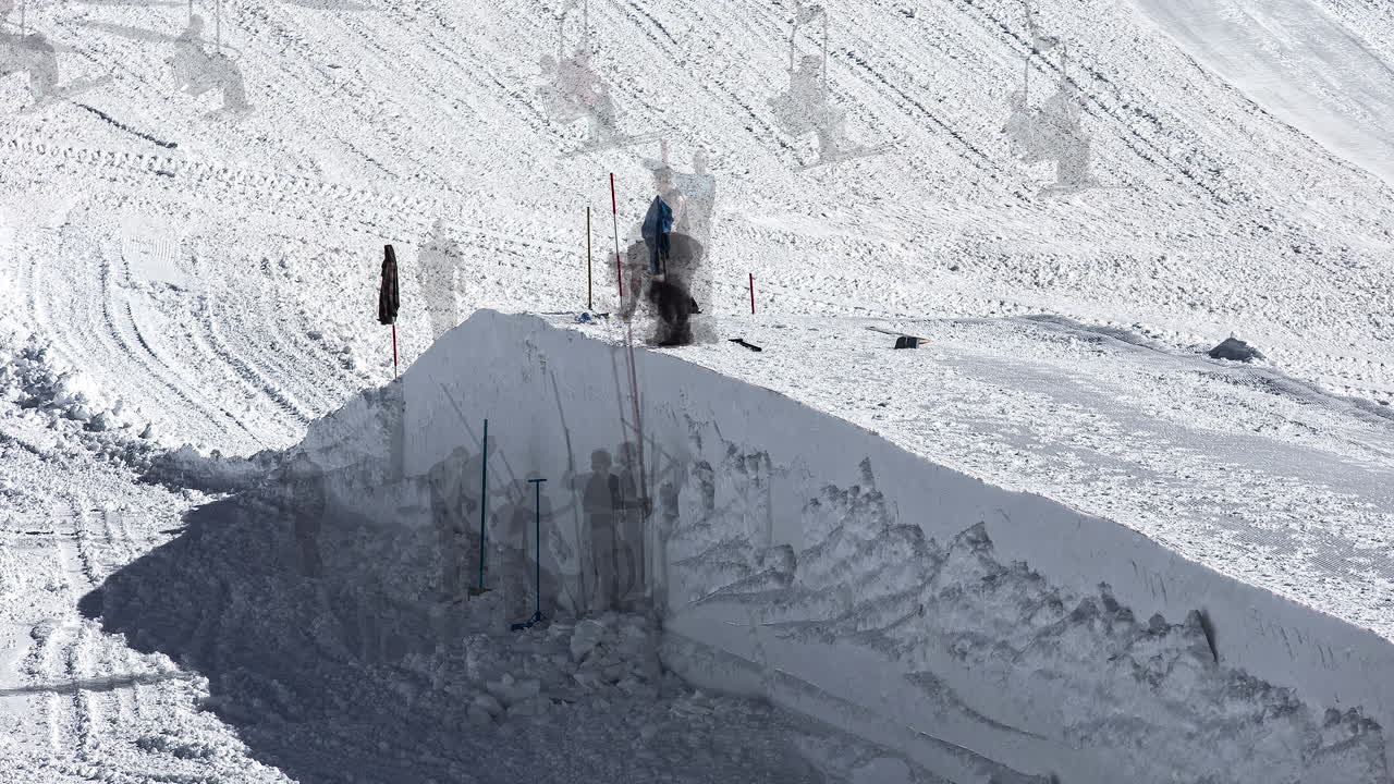 아래로 얼음 스키를 건설하는 노동자들의 저속 촬영