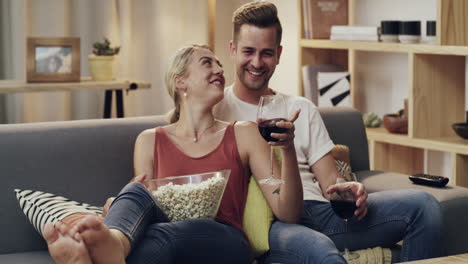 pareja disfrutando de una noche de cine en casa