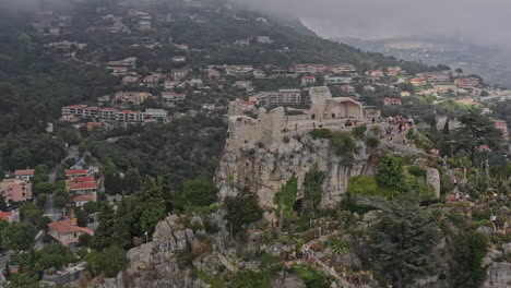 eze france antena v24 impresionante vista panorámica circular alrededor de la fortaleza medieval en la cima de una colina y un exótico jardín botánico con vistas al paisaje montañoso y al mar mediterráneo - julio de 2021