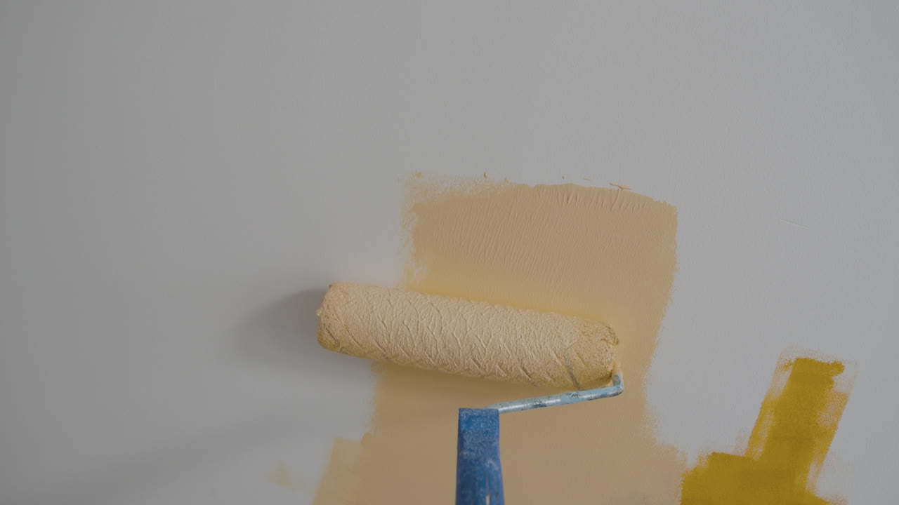 una pared con un rodillo de pintura