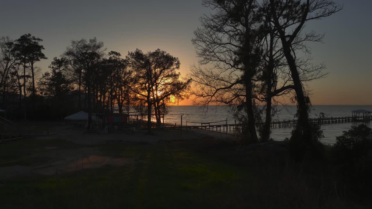Droonilla kohti auringonlaskua Mobile Bayn lähellä Alabamassa.
