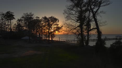 Dröhnen-In-Richtung-Eines-Sonnenuntergangs-In-Der-Nähe-Der-Mobile-Bay-In-Alabama