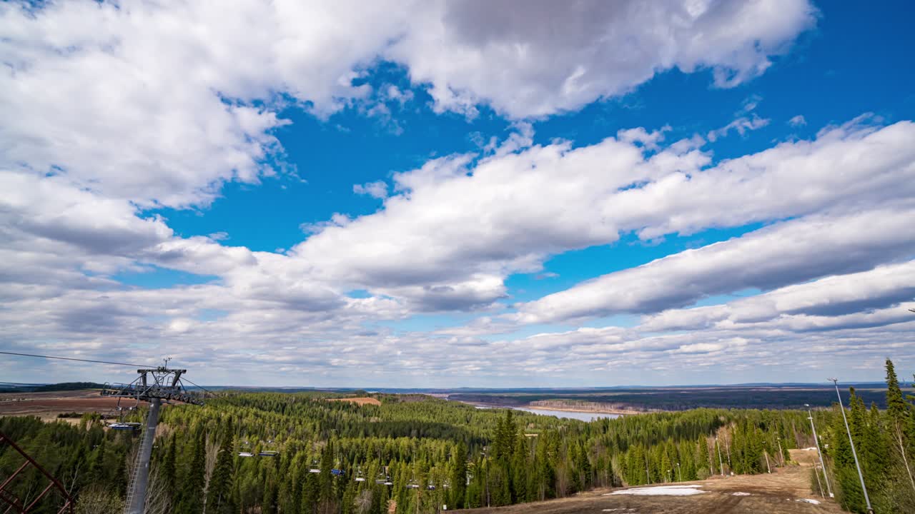 hermoso paisaje escénico de primavera y verano en las montañas, bosque y río alrededor. ascensor de esquí que se mueve con apenas turistas durante el bloqueo. teleféricos. vista desde la cima de la colina. bucle